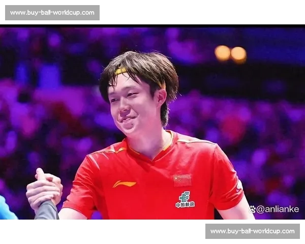 王楚钦笑对互动丢分!1-0 呼喊点燃胜负欲,国乒顶流上演反差萌 王楚钦笑对互动丢分!1-0 呼喊点燃胜负欲,国乒顶流上演反差萌