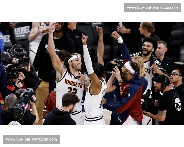 力劈华山！史密斯隔人补扣领衔总决赛十佳球