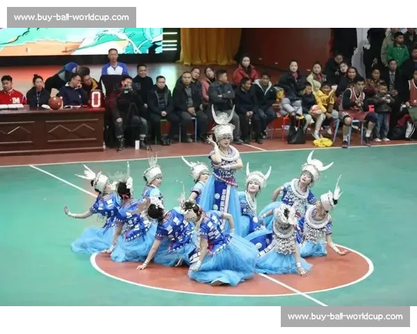 网红达人助阵村 BA 环江非遗打铁花燃爆夏夜